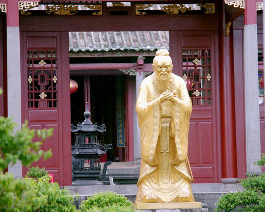 文昌学宫殿前孔子像